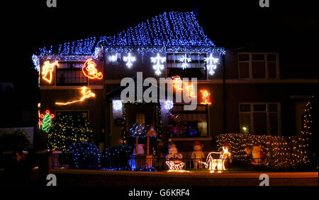 Weihnachtsbeleuchtung im Crumlin-Viertel von Dublin. Stockfoto