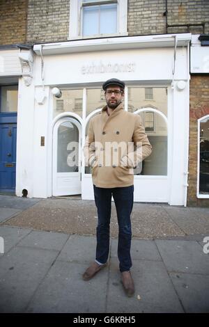 Nathan Engelbrecht vor seinem Galerieexhibitionisten in Blenheim Crescent, Notting Hill, London, wo zwei signierte Werke des Turner-Preisträgers Damien Hirst am Montag zwischen 3 und 3:30 Uhr gestohlen wurden. Stockfoto