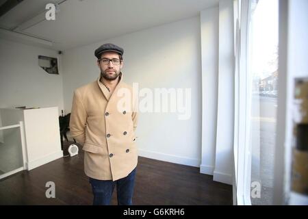 Nathan Engelbrecht bei seinem Ausstellungisten in Blenheim Crescent, Notting Hill, London, wo am Montag zwischen 3 und 3:30 Uhr zwei signierte Werke des mit dem Turner-Preis ausgezeichneten Künstlers Damien Hirst gestohlen wurden. Stockfoto