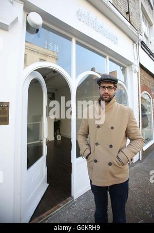 Nathan Engelbrecht vor seinem Galerieexhibitionisten in Blenheim Crescent, Notting Hill, London, wo zwei signierte Werke des Turner-Preisträgers Damien Hirst am Montag zwischen 3 und 3:30 Uhr gestohlen wurden. Stockfoto