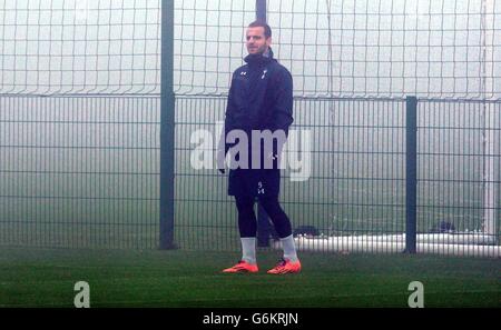 Fußball - UEFA Europa League - Gruppe K - Tottenham Hotspur gegen Anzhi Makhachkala - Tottenham Training und Pressekonferenz - Enf.... Roberto Soldado von Tottenham Hotspur während der Trainingseinheit im Enfield Training Center, London. Stockfoto