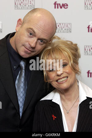 Ross Kemp und Barbara Windsor kommen für die Women in Film and Elevison Awards 2003 im Hilton Hotel im Zentrum von London an. Stockfoto