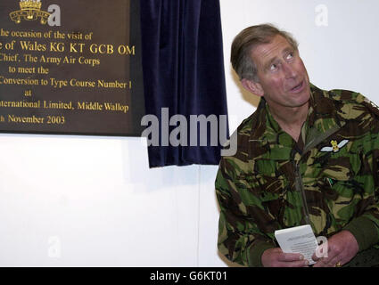 Der Prinz von Wales, Oberst des Army Air Corps, nachdem er während seines Besuchs in der Trainingsabteilung des Regiments in Middle Wallop, Wiltshire, eine Gedenktafel enthüllt hatte. Stockfoto