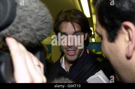 Ruud Van Nistleroy von der niederländischen Fußballnationalmannschaft bei Ankunft am Flughafen Prestiwck. Die Niederlande sind in Schottland für ihr Play-off-Spiel zur Euro 2004, das am Samstag gegen Schottland stattfindet. Stockfoto