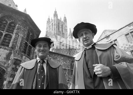 Robin Leigh-Pemberton, Gouverneur der Bank von England (links), mit Kardinal Basil Hume, Erzbischof von Westminter, in der Kathedrale von Canterbury. Sie erhielten Ehrentitel von der University of Kent. Stockfoto