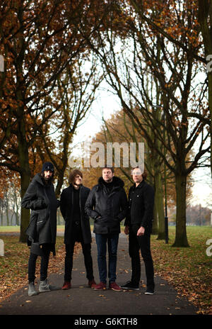 (Von links nach rechts) die kasabianischen Bandmitglieder Serge Pizzorno, Chris Edwards, Tom Meighan und Ian Matthews im Victoria Park nach der Ankündigung, eine Outdoor-Show im Park in ihrer Heimatstadt Leicester zu headieren. Stockfoto