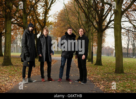 (Von links nach rechts) die kasabianischen Bandmitglieder Serge Pizzorno, Chris Edwards, Tom Meighan und Ian Matthews im Victoria Park nach der Ankündigung, eine Outdoor-Show im Park in ihrer Heimatstadt Leicester zu headieren. Stockfoto