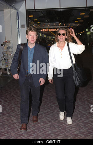 Der Schauspieler Kenneth Branagh und seine Schauspielerin Emma Thompson am Flughafen Heathrow, bevor er nach Los Angeles abreist. Stockfoto