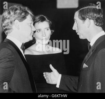 Prinz Charles (r) spricht mit dem Schauspieler-Regisseur Kenneth Branagh und seiner Schauspielerin Emma Thompson bei der Royal World Charity Premiere von Branaghs Verfilmung von Henry V am Odeon Leicester Square, London. Branagh spielte in der Titelrolle und seine Frau spielte Prinzessin Katherine. Stockfoto