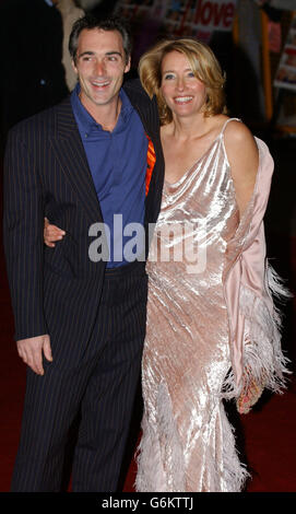 Die Schauspielerin Emma Thompson und ihr Mann Greg Wise kommen für den UK Charity Film Premiere of Love Actually, in Aid of Comic Relief, am Odeon Leicester Square im Zentrum von London. Stockfoto