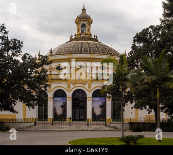 SEVILLA, SPANIEN - 15. MÄRZ 2016: Außenansicht des Theaters Lope de Vega (Teatro Lope de Vega) an der Avenida de María Luisa Stockfoto