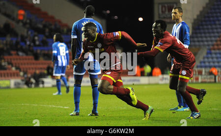 Fußball - UEFA Europa League - Gruppe D - Wigan Athletic / Zulte Waregem - DW Stadium. Der Junior Malanda von Zulte-Waregem (Mitte) feiert, nachdem er gegen Wigan Athletic das zweite Tor des Spiels erzielt hat. Stockfoto