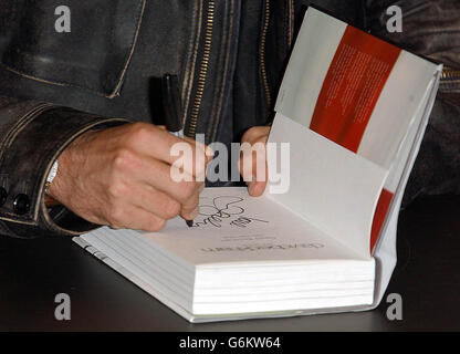 Der englische Fußballspieler David Beckham signiert Kopien seines neuen Buches 'David Beckham My Side' bei Waterstone's, Piccadilly. Stockfoto