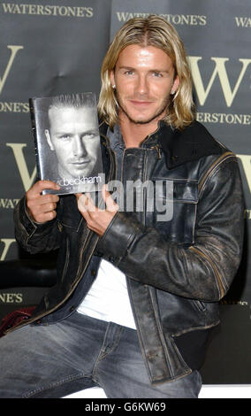 Der englische Fußballspieler David Beckham signiert Kopien seines neuen Buches 'David Beckham My Side' bei Waterstone's, Piccadilly. Stockfoto