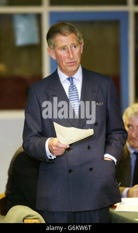 Der Prinz von Wales hält eine Rede während seines Besuchs im HM Gefängnis Wymott in Lancashire, wo er sich mit Häftlingen traf, die an einem Arbeitstraining beteiligt waren. Stockfoto