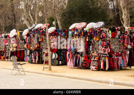 SEVILLA, SPANIEN - 15. MÄRZ 2016: Farbenfrohe Souvenirstände von der Plaza de Espana Stockfoto