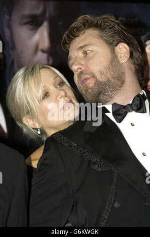 Der australische Schauspieler Russell Crowe spricht mit seiner Frau Danielle Spencer bei der Royal Premiere von 'Master and Commander: The Far Side of the World', die im Odeon am Leicester Square in London gezeigt wurde. Stockfoto