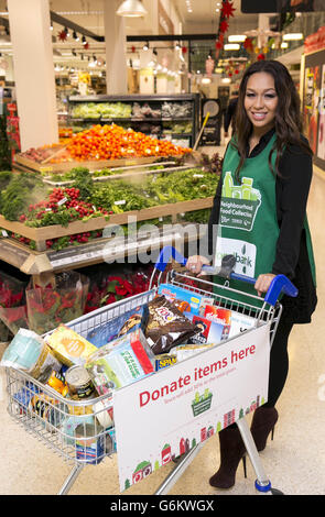 X Factor-Vizemeister Rebecca Ferguson ermutigt Kunden von Tesco in Kensington, London, an diesem Wochenende Lebensmittel zur Unterstützung der Neighborhood Food Collection, der größten Lebensmittelsammlung Großbritanniens, zu spenden. Stockfoto