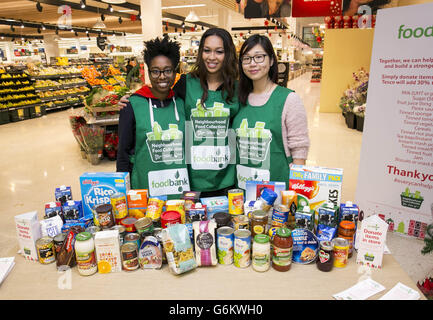 X Factor-Vizemeister Rebecca Ferguson (Mitte) mit den Freiwilligen Kimberly Aparisio (links) und Lisa Lee ermutigen Kunden von Tesco in Kensington, London, an diesem Wochenende Lebensmittel zur Unterstützung der Neighborhood Food Collection, der größten Lebensmittelsammlung im Vereinigten Königreich, zu spenden. Stockfoto