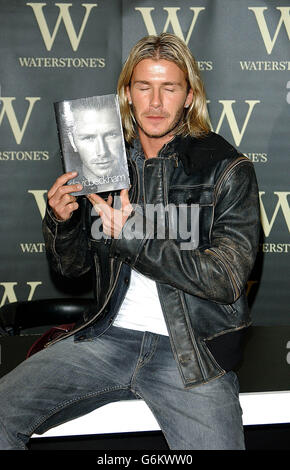 Der englische Fußballspieler David Beckham signiert Kopien seines neuen Buches 'David Beckham My Side' bei Waterstone's, Piccadilly. Stockfoto