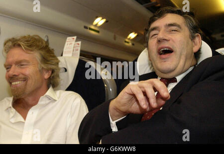 Bundeskanzler Gordon Brown (rechts) spricht mit dem Virgin-Tycoon Richard Branson, der mit dem Zug von London nach Birmingham fährt, wo Brown vor der jährlichen Konferenz des Confederation of British Industry sprechen sollte. Stockfoto