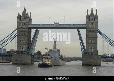 Die belgische Frigate Louise Marie kommt in London an und trägt den heiligen Boden von Friedhöfen der Schlachtfelder des Ersten Weltkriegs in Flandern. Der Boden ist für den neuen Flanders Fields Memorial Garden, und als besondere Geste zu seiner Ankunft in Großbritannien wurde die Tower Bridge in vollem Umfang als Kompliment angehoben. Stockfoto