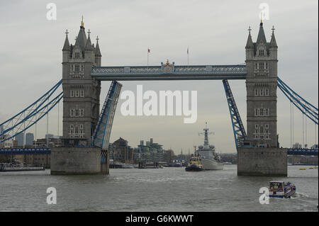 Die belgische Frigate Louise Marie kommt in London an und trägt den heiligen Boden von Friedhöfen der Schlachtfelder des Ersten Weltkriegs in Flandern. Der Boden ist für den neuen Flanders Fields Memorial Garden, und als besondere Geste zu seiner Ankunft in Großbritannien wurde die Tower Bridge in vollem Umfang als Kompliment angehoben. Stockfoto