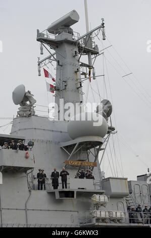 Die belgische Frigate Louise Marie kommt in London an und trägt den heiligen Boden von Friedhöfen der Schlachtfelder des Ersten Weltkriegs in Flandern. Der Boden ist für den neuen Flanders Fields Memorial Garden, und als besondere Geste zu seiner Ankunft in Großbritannien wurde die Tower Bridge in vollem Umfang als Kompliment angehoben. Stockfoto