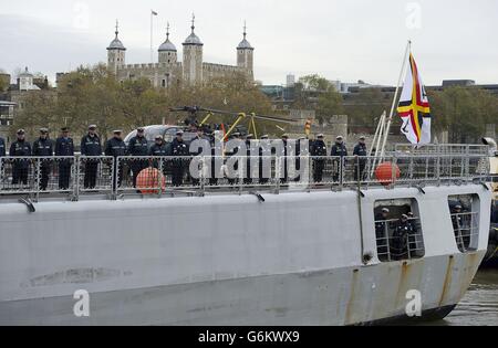 Die belgische Frigate Louise Marie kommt in London an und trägt den heiligen Boden von Friedhöfen der Schlachtfelder des Ersten Weltkriegs in Flandern. Der Boden ist für den neuen Flanders Fields Memorial Garden, und als besondere Geste zu seiner Ankunft in Großbritannien wurde die Tower Bridge in vollem Umfang als Kompliment angehoben. Stockfoto