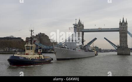 Die belgische Frigate Louise Marie kommt in London an und trägt den heiligen Boden von Friedhöfen der Schlachtfelder des Ersten Weltkriegs in Flandern. Der Boden ist für den neuen Flanders Fields Memorial Garden, und als besondere Geste zu seiner Ankunft in Großbritannien wurde die Tower Bridge in vollem Umfang als Kompliment angehoben. Stockfoto