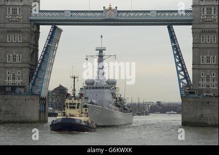 Die belgische Frigate Louise Marie kommt in London an und trägt den heiligen Boden von Friedhöfen der Schlachtfelder des Ersten Weltkriegs in Flandern. Der Boden ist für den neuen Flanders Fields Memorial Garden, und als besondere Geste zu seiner Ankunft in Großbritannien wurde die Tower Bridge in vollem Umfang als Kompliment angehoben. Stockfoto