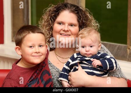 Louise Brown, das erste Reagenzglas-Baby der Welt, sitzt mit ihren Kindern Cameron, 6, und Aiden, 15 Wochen, in der Bourne Clinic in Cambridgeshire, nachdem sie einen Baum gepflanzt hat, um ihrer Mutter und ihrem Vater zu gedenken, die die ersten Eltern waren, die ein Kind mit IVF bekamen. Stockfoto