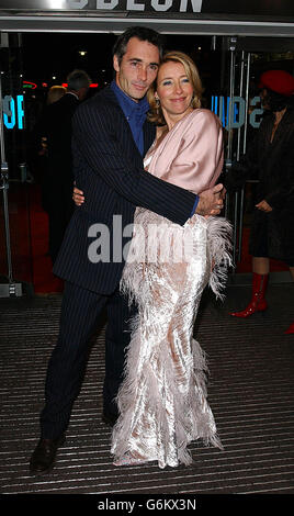 Die Schauspielerin Emma Thompson und ihr Mann Greg Wise kommen für den UK Charity Film Premiere of Love Actually, in Aid of Comic Relief, am Odeon Leicester Square im Zentrum von London. Stockfoto