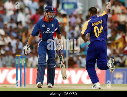 England Kapitän Michael Vaughan wird nach zwei Runs von Dinusha Fernando im Rangiri Dambulla International Cricket Stadium während des ersten Spiels der eintägigen internationalen Serie gegen Sri Lanka geduckt. Stockfoto