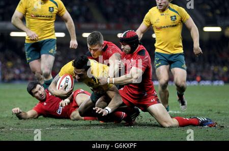 Rugby Union - Dove Men Series - Wales / Australien - Millennium Stadium. Der australische Isreal Folau geht bei der Dove Men Series im Millennium Stadium, Cardiff, zum zweiten Mal in den Versuch. Stockfoto