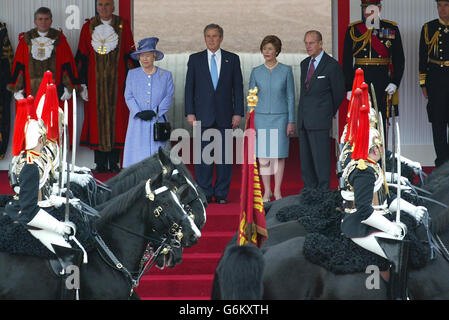 Königin Elizabeth II (links) und der Herzog von Edinburgh (rechts) stehen neben dem amerikanischen Präsidenten George Bush und seiner Frau Laura auf dem Vorplatz des Buckingham Palace in London, während sie eine Parade von Mitgliedern der Household Cavalry zu Beginn des Staatsbesuchs des Präsidenten in Großbritannien beobachten. Später hielt Bush eine Rede in der Bankettsaal in Whitehall und besuchte die US-Botschaft. Stockfoto