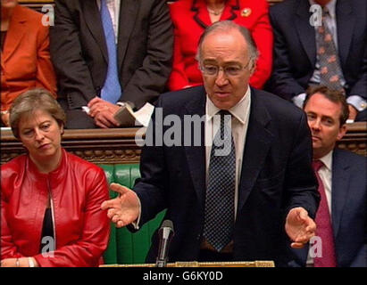 Videoaufnahme des konservativen Führers Michael Howard während der Fragen des Premierministers im Unterhaus, London. Stockfoto