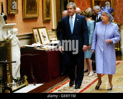 Königin Elizabeth II begleitet George Bush Stockfoto