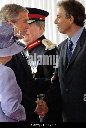 US-Präsident George W. Bush trifft Premierminister Tony Blair (rechts) mit der britischen Königin Elizabeth II (links) im Buckingham Palace, London. Für den Staatsbesuch des amerikanischen Präsidenten Bush, der als Gast der Queen im Palace wohnt, ist in der Hauptstadt eine massive Sicherheitsoperation im Einsatz. Stockfoto