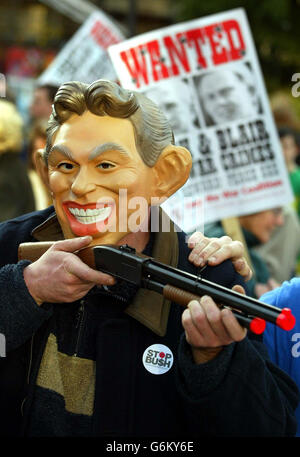 Eine Protestierenden, die eine Maske des Premierministers Tony Blair tragen, demonstriert auf dem George Square in Glasgow gegen den Staatsbesuch von US-Präsident George Bush. Stockfoto