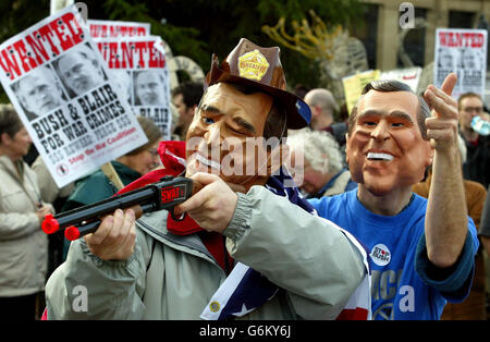 Demonstranten, die die Maske von Präsident George Bush tragen, demonstrieren auf dem George Square in Glasgow gegen den Staatsbesuch von US-Präsident George Bush. Stockfoto