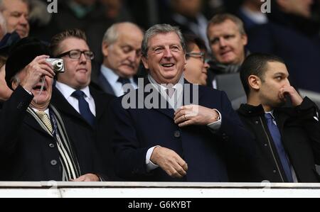 Fußball - Barclays Premier League - Tottenham Hotspur gegen Manchester United - White Hart Lane. Der englische Manager Roy Hodgson (Mitte) an den Tribünen Stockfoto