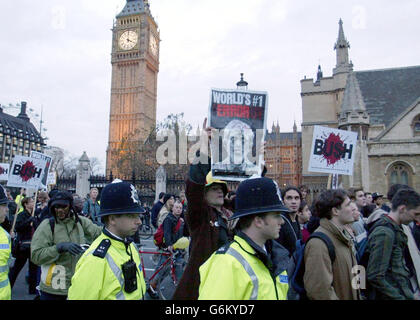 Anti-Bush-Demonstranten kommen auf ihrem Weg vom Trafalgar Square zum Buckingham Palace, der Londoner Residenz der britischen Königin Elizabeth II., am Palace of Westminster vorbei US-Präsident George W. Bush und seine Frau bleiben während eines viertägigen Staatsbesuchs in Großbritannien im Palast. Stockfoto