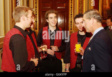 Der Prinz von Wales spricht mit Mitgliedern des NYJA (National Youth Jazz Orchestra) im Gerichtssaal in der Drapers Hall in der City of London, wo er zum ehrenfreeman der Worshipful Company of Musicians ernannt wurde. Der Prinz tritt in die Fußstapfen der verstorbenen Königin Mutter und wird in die Gesellschaft aufgenommen, die musikalische Darbietung und Erziehung fördert, unterstützt und fördert. Stockfoto