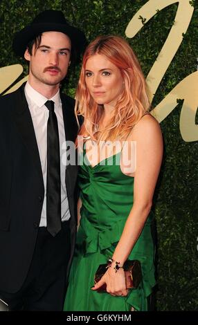 Tom Sturridge und Sienna Miller kommen zu den British Fashion Awards 2013 im London Coliseum, St. Martin's Lane, London. Stockfoto