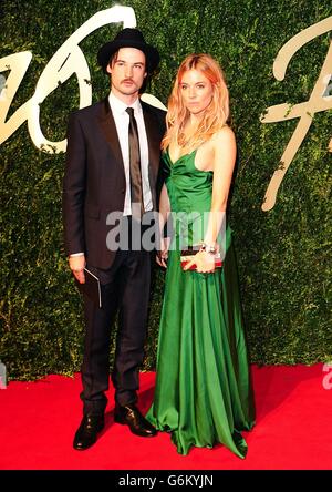 Tom Sturridge und Sienna Miller kommen zu den British Fashion Awards 2013 im London Coliseum, St. Martin's Lane, London. Stockfoto