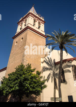 SEVILLA, SPANIEN - 16. MÄRZ 2016: Glockenturm der Kirche San Gil (La Iglesia de San Gil) Stockfoto