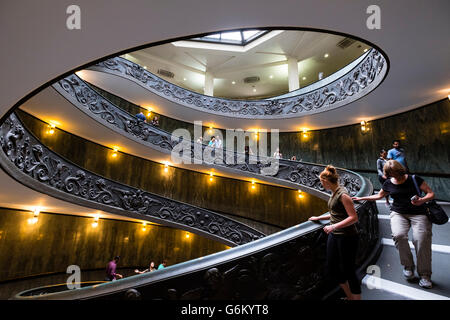 Besucher steigen die berühmte Wendeltreppe in die Vatikanischen Museen in Rom, Italien Stockfoto