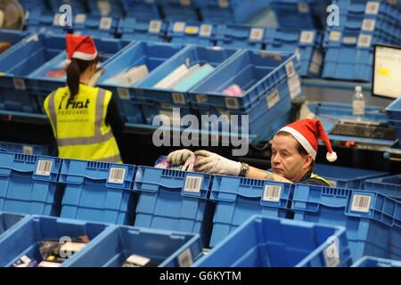 Die Arbeiter bereiten Aufträge für die Lieferung im Argos-Distributionszentrum, Barton Business Park, Burton-on-Trent, vor. Stockfoto