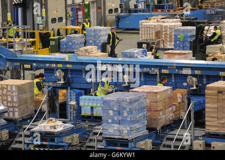 Die Arbeiter bereiten Aufträge für die Lieferung im Argos-Distributionszentrum, Barton Business Park, Burton-on-Trent, vor. Stockfoto